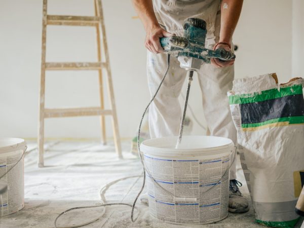 Builder's,Hands,Using,Manual,Cement,Mixer,For,Mixing,Plastering,Materials